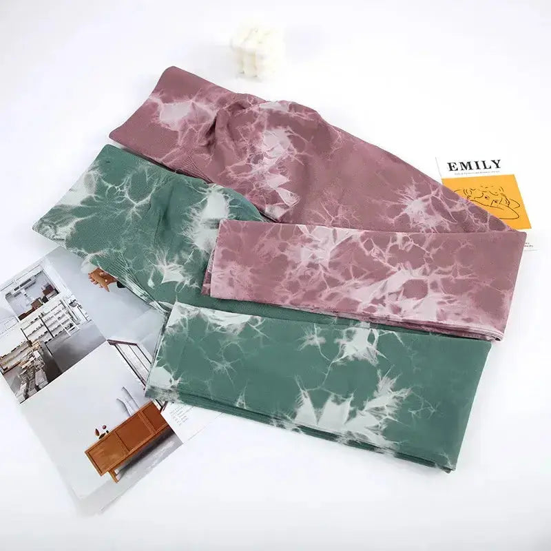 Upgrade your yoga wardrobe with our Women's Seamless Tie Dye Yoga Pants, designed for comfort and style. These ankle-length leggings feature a soft and stretchy span