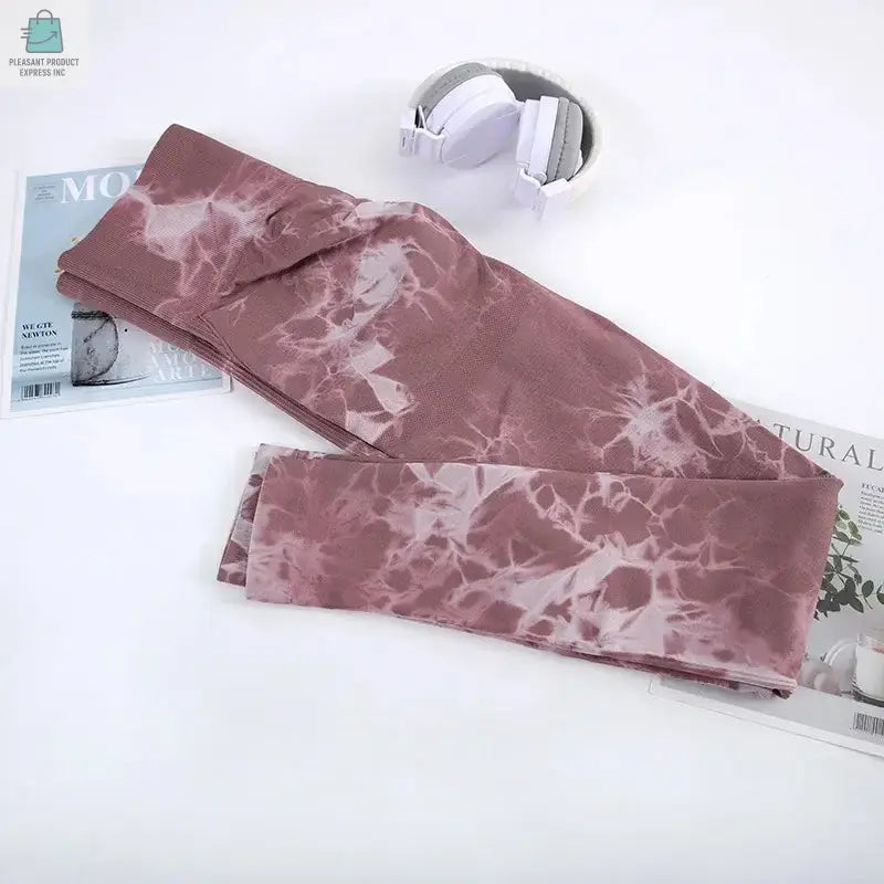 Upgrade your yoga wardrobe with our Women's Seamless Tie Dye Yoga Pants, designed for comfort and style. These ankle-length leggings feature a soft and stretchy span