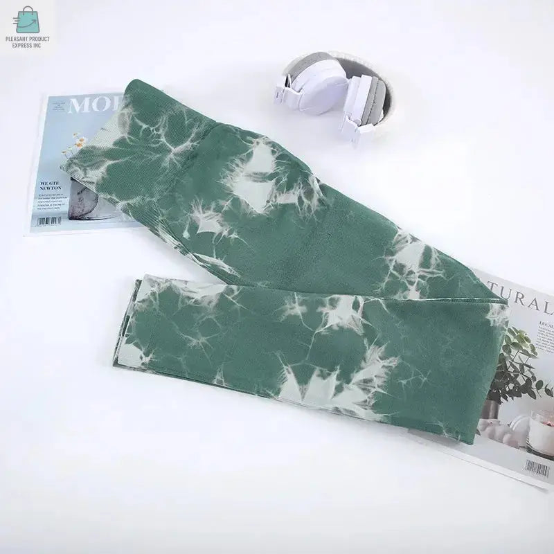 Upgrade your yoga wardrobe with our Women's Seamless Tie Dye Yoga Pants, designed for comfort and style. These ankle-length leggings feature a soft and stretchy span