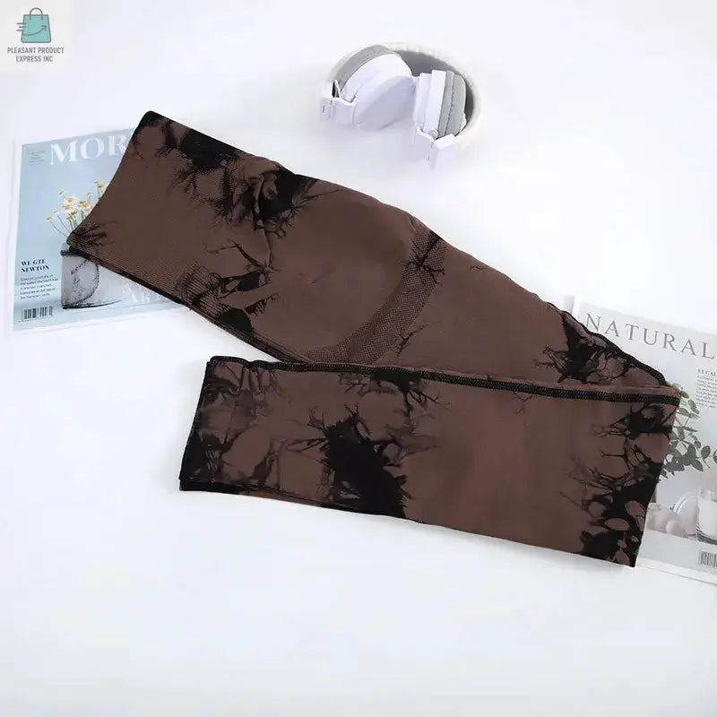 Upgrade your yoga wardrobe with our Women's Seamless Tie Dye Yoga Pants, designed for comfort and style. These ankle-length leggings feature a soft and stretchy span